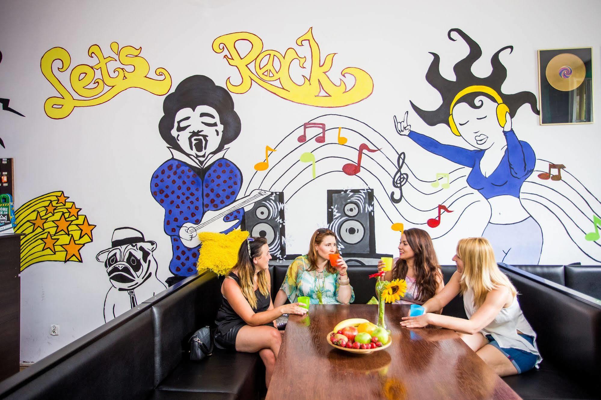 Let'S Rock Party Hostel! Age Limit From 18 Until 40! Cracóvia Exterior foto